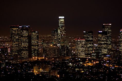 Los Angeles at night Black Ipad Background, City Wallpaper Aesthetic Laptop, City Night Landscape, Night Luxe Wallpaper, City Wallpaper Laptop, City Laptop Wallpaper, City At Night Wallpaper, Night Aesthetic Desktop Wallpaper, City Aesthetic Wallpaper Laptop