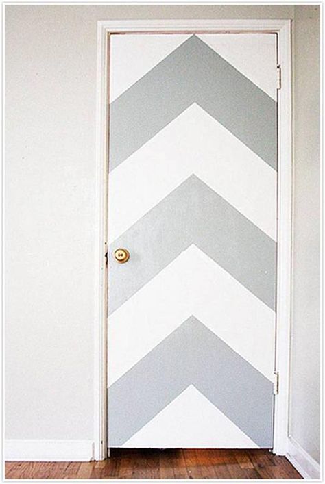 17 ideas para pintar y decorar las puertas interiores de casa  | Mil Ideas de Decoración Deur Makeover, Painted Bedroom Doors, White Interior Doors, Chevron Door, Cool Bedroom, Creative Bedroom, Diy Casa, Bedroom Door, Interior Modern