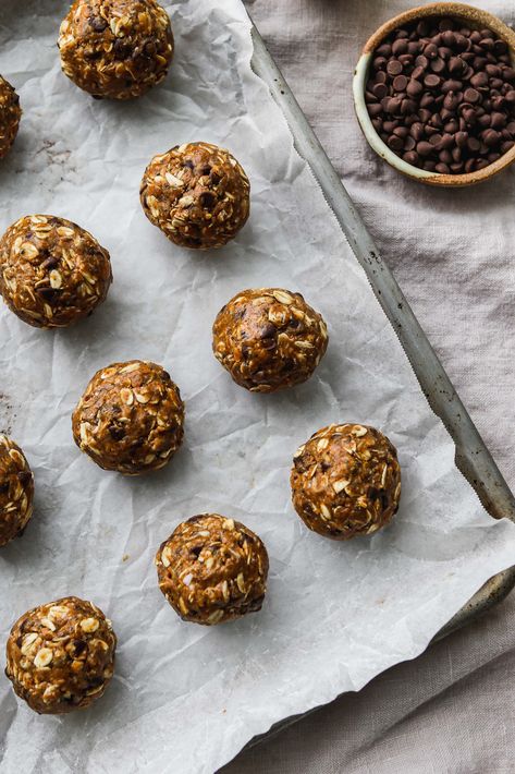 Almond Butter Energy Balls With Chocolate Almond Butter Energy Balls, Oats Chocolate, Energy Bites Recipes, Meal Prep Snacks, Energy Ball Recipe, Protein Bar Recipes, Honey Oatmeal, Energy Balls, Balls Recipe