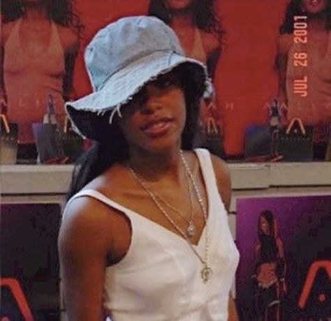 Aaliyah self-titled album signing at a Warehouse store in Los Angeles, CA on July 26, 2001 Aaliyah Self Titled, Earth Bender, Rip Aaliyah, Blake Michael, Aaliyah Hair, Brandy Norwood, Normani Kordei, Aaliyah Pictures, Dal Shabet