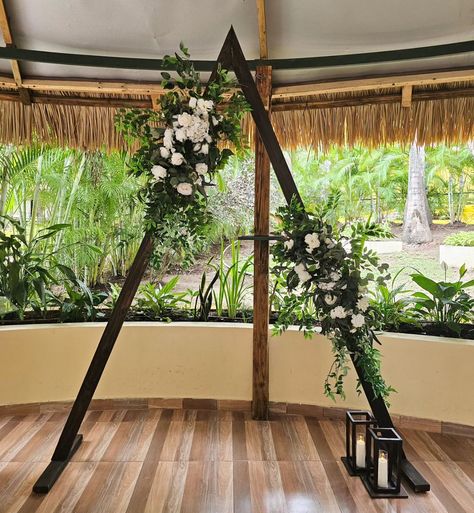 Triangle Wedding Arch Decor, Black Wedding Arch, Triangle Arch Wedding, Triangular Arch, Wolf Wedding, Draping Wedding, Black And White Wedding Theme, White Wedding Theme, Wedding Altars