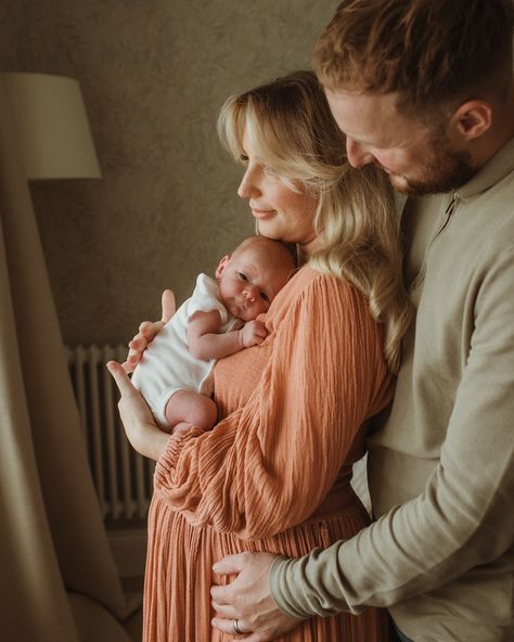 No better way to inch my feed into Autumn than with the beautiful tones from this cosy in home newborn session. Only 7 newborn slots available for the remainder of 2024. Bring on the babies ✨ #newbornphotography #manchesternewbornphotographer #manchesternewbornphotography Newborn Lifestyle Shoot At Home, Newborn Baby Photoshoot At Home, Home Newborn Photoshoot Ideas, Posing With Newborn, Fall Newborn Family Photos, Newborn Family Shoot At Home, Family Of 4 Newborn Pictures At Home, In Home Lifestyle Newborn Photos, At Home Family Photos