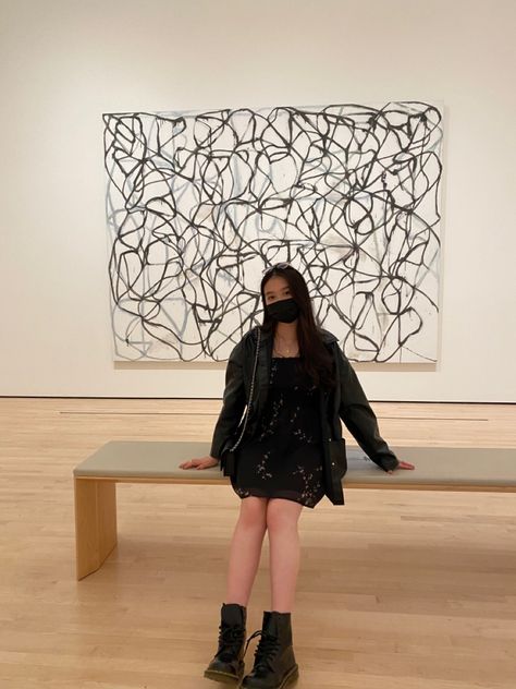 Black outfit Ootd Museum Art, Art Gallery Date Outfit, Ootd Museum, Instagram Recreate, Museum Pose, Pub Outfit, Classic Museum, Moma Art, Museum Photos