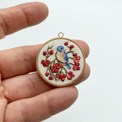 Mini Embroidery Hoop Ideas, Mini Embroidery Designs, Mini Embroidery Patterns, Micro Embroidery, Mini Embroidery Hoop, Embroidery Pins, Miniature Decor, Embroidery Mini, Embroidery Accessories