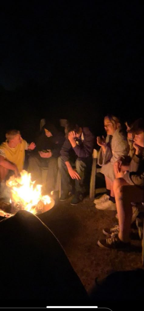 #campfire #party #fire #friends #party #motive Campfire Party Aesthetic, Fire Pit Friends, Camping Party Aesthetic, Fire Pit Birthday Party Ideas, Bomb Fire Party Ideas, Firepit Party, Fire Party Ideas, Bonfire Party Ideas, Slytherin Group