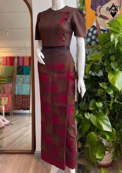 Burmese Outfit, Model Batik, Myanmar Clothes, Burmese Clothing, Traditional Dresses Designs, Bedroom Organization, Myanmar Traditional, Myanmar Traditional Dress, Chinese Collar