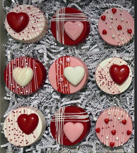 Chocolate Cookies Decorated, Valentines Oreos Chocolate Dipped, Oreo Pops Valentines Day, Chocolate Cover Strawberry Valentines, Valentines Dessert Gifts, Chocolates Valentines Day, Valentine Business Ideas Products, Valentine's Day Treat Boxes, Valentine Treat Boxes Ideas Sweets