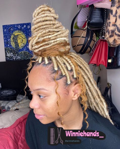 Winnie✂️🇱🇷Click BookFor Prices on Instagram: “Small Goddess faux locs 😍😍😍 ( color T 27/613 & 27 curls ) #winniehands #goddesslocs #fauxlocs #njhairstylist #protectivestyles…” Faux Locs Color, Locs Color, Goddess Faux Locs, Locks Hair, Goddess Locs, Faux Locs, Platinum Blonde, Protective Styles, Colour Images