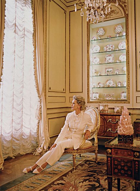 Actress Dina Merrill daughter of Marjorie posing in front of the magnificent Pompadour Pink Sevres' Porcelain at Hillwood .....Farewell to the woman who had all the poise we aspire to. Dina Merrill Actress, Marjorie Post, Dina Merrill, Marjorie Merriweather Post, Sevres Porcelain, Elegant Interior Design, House Bedrooms, American Princess, Stars Then And Now