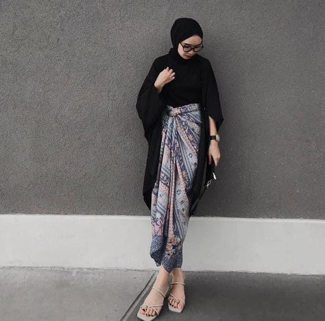 Scarf Outer, Mix And Match Outfits Hijab, Kondangan Outfit, Rok Lilit, Kebaya Dress, Casual Hijab Outfit, Hijab Fashion Inspiration, Simple Trendy Outfits, Hijab Outfit