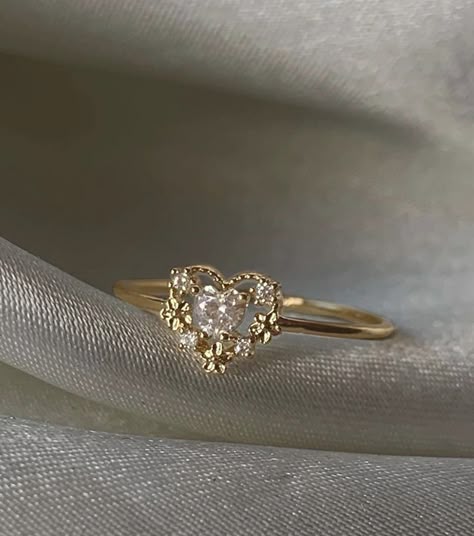 Gold Rings Promise, Heart Shape Wedding Rings, Rings Engagement Aesthetic, Promise Rings Aesthetic, Promise Ring Aesthetic, Unique Promise Rings For Her, Promise Ring Pandora, Ethereal Rings, Promise Rings Gold