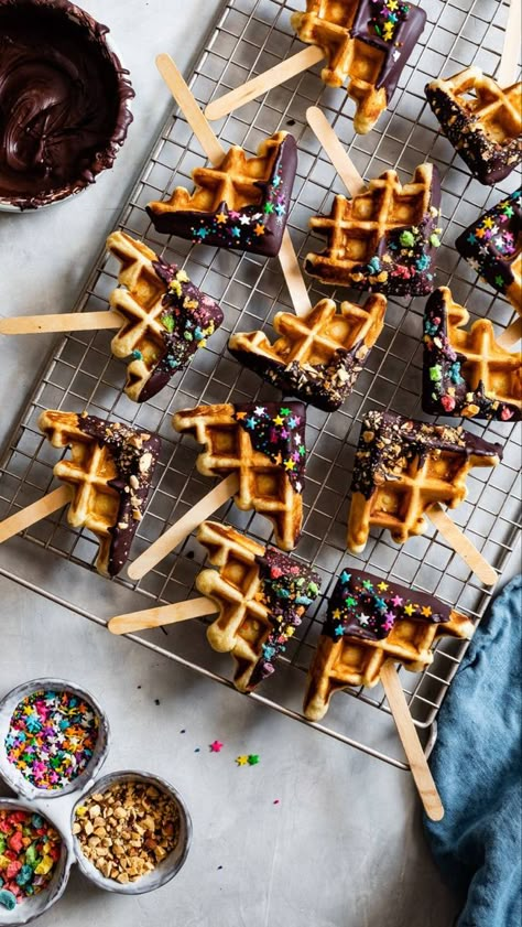 Waffles On A Stick Recipe, Sausage Waffles On A Stick, Waffle Pops Recipe, Waffle Pops Ideas, Waffle Sticks Ideas, Waffle On A Stick Ideas, Waffle Business, Waffles On A Stick, Waffle Stick