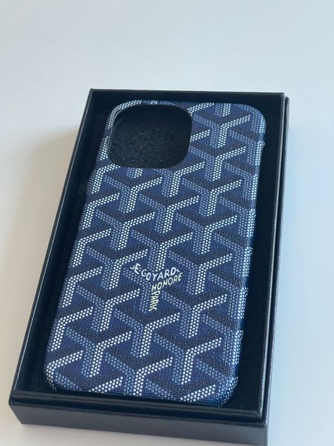 Stockholm Style Phonecase, Expensive Phone Cases, Goyard Phone Case, Phone Cases Dior, Goyard Iphone Case, Iphone Case Swarovski, Black And Gold Aesthetic, Iphone Obsession, Pretty Iphone Cases