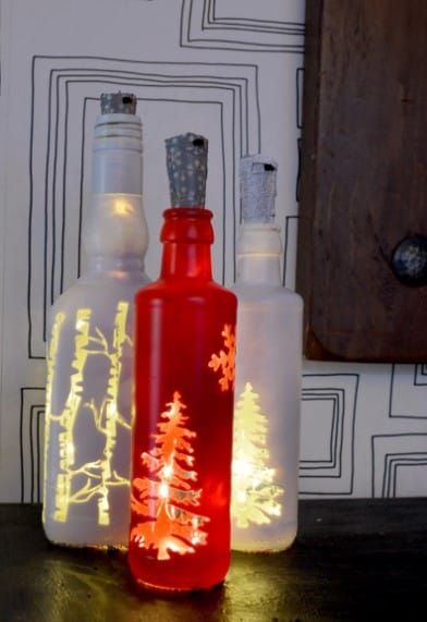 20 Christmas Glass Bottle Painting Ideas - Lighted Bottles, Glitter Wine Bottles, Recycled Christmas Decorations, 2 Liter Bottle, Diy Christmas Lights, Hanging Christmas Lights, Glass Bottle Diy, Christmas Wine Bottles, Wine Bottle Art