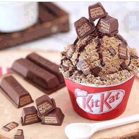 Kit Kat ice cream dessert I Love Chocolate, Food Sweet, Ice Cream Desserts, Cute Desserts, Kit Kat, Chocolate Ice Cream, Miniature Food, Chocolate Desserts, Food Cravings