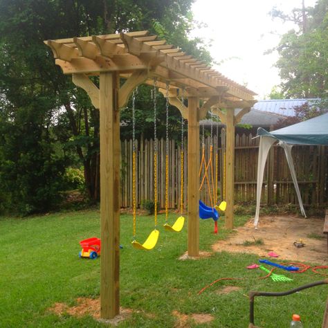 Swing set DIY... Wonder if the hubs would build this... Swing Set Diy, Playground Landscaping, Kids Yard, Garage Pergola, Pergola Diy, Backyard Swings, Pergola Swing, Diy Playground, Wooden Swing