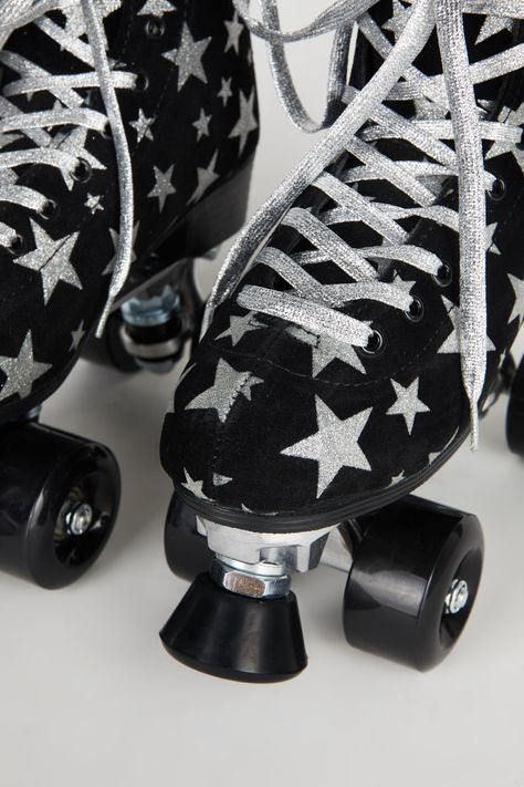 Outdoor Roller Skates, Roller Skating Outfits, Roller Skate Shoes, Roller Girl, Uggs Outfit, Skating Outfits, Roller Skate, Lucky Star, Roller Skates