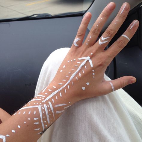 White Body Painting, Festival Body Art Painting, Festival Body Art Paint, Simple Body Painting, Body Art Paint Ideas, Painted Hands, White Henna Designs, Music Festival Makeup, Festival Face Paint