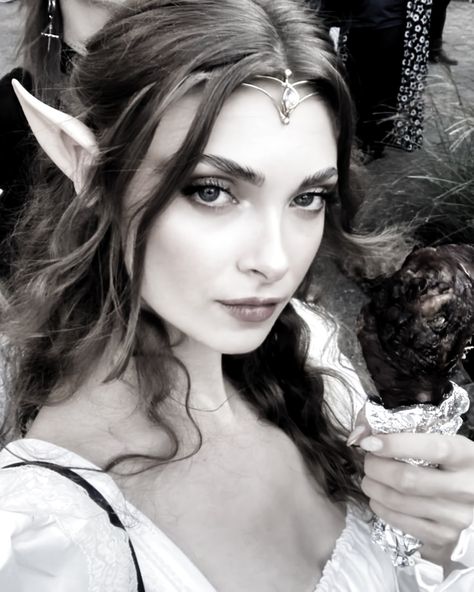 feyre archeron | acotar (aesthetic) Feyre Archeron Costume, Elf Costume Ideas Women, Feyre Archeron Cosplay, Feyre Costume, Elf Outfit Women, Feyre Cosplay, Feyre Archeron Aesthetic, Tavern Wench, Elf Aesthetic