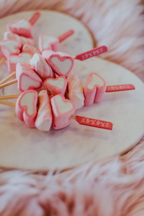 Valentine's candy kabobs with heart marshmallows Red Linen Napkins, Heart Marshmallows, Valentine's Candy, Hanging Centerpiece, Candy Kabobs, Day Party Ideas, Striped Cake, Candy Lips, Gold Candle Sticks