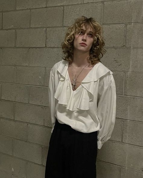 Amab Nonbinary, Jordan Huxhold, Interview With The Vampire, Blonde Guys, Long Blonde Hair, 인물 사진, The Vampire, Mens Hairstyles, Hair Inspiration