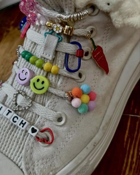 Arts & Crafts 🎨🖌️ . . . . . . . . #charmnecklace #charm #charms #converse #customshoes #customconverse #diy Beaded Shoes Laces, Diy Converse, How To Lace Converse, Converse Design, Lab Ideas, Diy Sneakers, Beaded Shoes, Creative Shoes, Lace Crafts