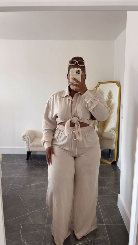 Brunch Outfit Black Women Plus Size, Neutral Color Outfits Plus Size, Modest Plus Size Fashion Summer, Timeless Fashion Plus Size, Plus Minimalist Fashion, Modest Outfit Plus Size, Plus Size Sets Outfit, Plus Size Outfits Modest, Luxury Loungewear Aesthetic