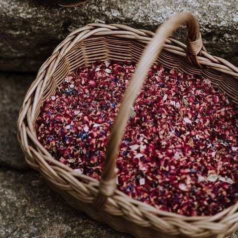 Etsy Pictures, Easter Wedding Ideas, Confetti Basket, Dried Petal Confetti, Natural Confetti, Throwing Confetti, Mums Wedding, Biodegradable Confetti, Flower Confetti