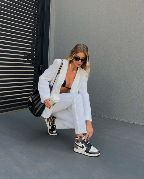 Outfits Tenis Jordan Mujer, Outfit Jordan Mujer, Jordan Shoes For Women Outfits Style, Tenis Jordan Mujer Outfit, Suit With Sneakers Women, Formal Outfit With Sneakers, Outfit Con Jordan, Outfits Con Jordan Mujer, Nike Panda Dunks Outfit