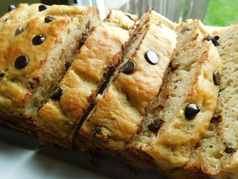 Dark chocolate chip banana loaf - Drizzle Me Skinny!Drizzle Me Skinny! Ww Bread, Ww Sweets, Chocolate Chip Banana Bread Recipe, Ww Breakfast, Dark Chocolate Chip Cookies, Salted Chocolate Chip Cookies, Banana Loaf, Weight Watchers Recipes Desserts, Dark Chocolate Cookies