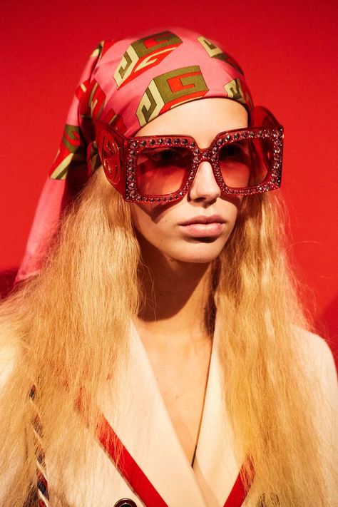 Great glasses - love that colour! #richfashon.com #unique #style #love #fashion #streetstyle #ootd #glasses Slim Aaron, Gucci Spring 2017, Look Disco, 70s Sunglasses, Gucci Runway, Mode Editorials, Gucci Spring, Model Pose, Studio 54