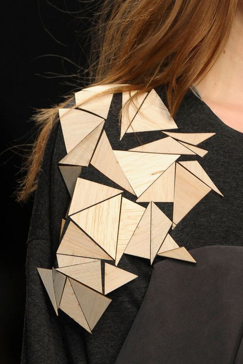 Geometric Fashion - dress shoulder embellished with wooden triangles - contrasting materials; juxtaposing fashion details Architectural Clothes, Origami Geometric Shapes, Wearable Architecture, Architectural Fashion, Geometry Triangles, Origami Architecture, Origami Fashion, Sculptural Fashion, Geometric Fashion