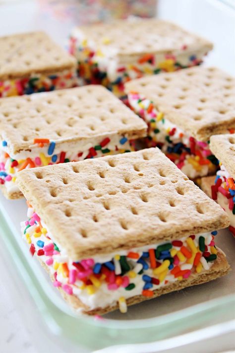 Graham Cracker Ice Cream Sandwich, Strawberry Lasagna, Graham Cracker Dessert, Easy Ice Cream Sandwiches, Graham Cracker Recipes, Simple Dessert, Chocolate Graham Crackers, Easy Ice Cream, Ice Cream Social