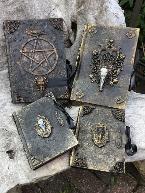 Buku Diy, Halloween Spell Book, Halloween Spells, Witchy Crafts, Witch Aesthetic, Magic Book, Handmade Books, Diy Book, Book Binding