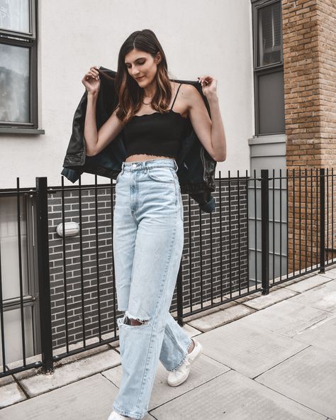 90s dad jeans, crop top, and a leather jacket #90sfashion #90saesthetic #90sgrunge #summerstyle #widelegpants #jeans #jeansoutfit Jeans Crop Top, Crop Top Outfit, 90’s Aesthetic, Dad Jeans, 90s Outfit, Top Outfit, Crop Top Outfits, 90s Fashion, Summer Style