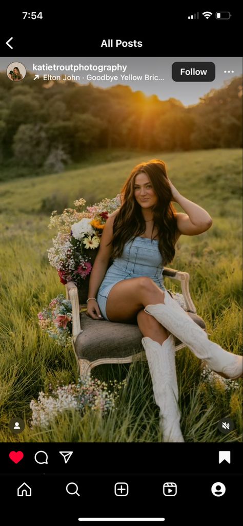 Jeep Wrangler Senior Pictures, Senior Pictures With Confetti, Summer Senior Pictures Outfits Country, Flower Chair Senior Pictures, Cute Senior Photo Outfits, Unique Senior Picture Ideas Summer, Senior Picture Ideas Colorful, Farm Senior Picture Ideas, Sadie Hawkins Outfits