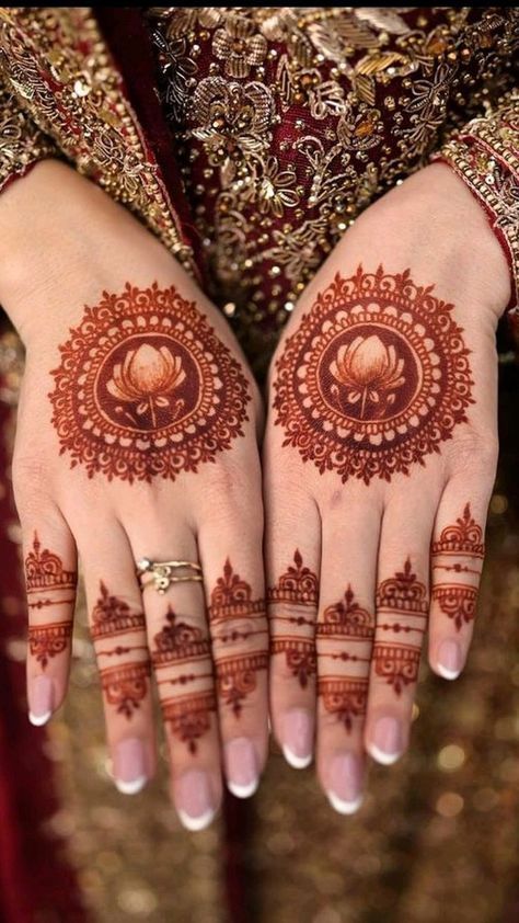 Backyard Nikkah, Trending Mehendi Designs, Aesthetic Mehendi, Henna Inspo, Aesthetic Types, Easy Henna, Eid Henna, Modern Henna, Mehndi Designs Bridal Hands