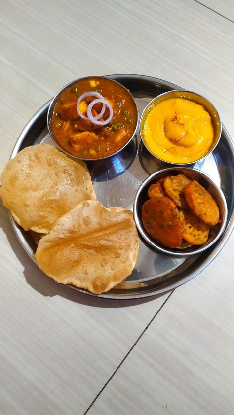 Aamras Puri, Type Of Bread, Indian Thali, Fried Bread, Casual Kitchen, Indian Subcontinent, Indian Foods, Fake Life, Sweet Dish