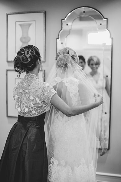 Maid Of Honour And Bride Photos, Wedding Photo Maid Of Honor, Maid Of Honour Wedding Photos, Bride And Maid Of Honor Pictures Funny, Maid Of Honor Pictures With Bride Funny, Before Wedding Pictures, Must Have Wedding Pictures, Wedding Portrait Poses, Wedding Picture Poses