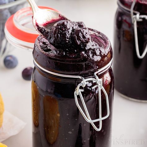 Easy slow cooker blueberry butter only requires 10 minutes of prep work, is a no-fuss recipe, and can be made with frozen or fresh berries. Blueberry Sweets, Blueberry Butter Recipe, Easy Delicious Breakfast, Blueberry Butter, Blueberry Cinnamon Rolls, Butter Recipes Homemade, Freezer Jam Recipes, Homemade Pickles, Jam And Jelly