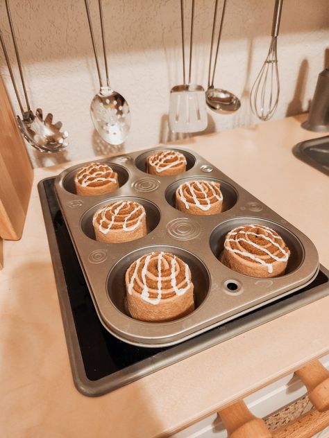 Easy diy anyone can do! I kept seeing these felt cinnamon rolls all over etsy and decided to diy it myself! It was so easy and inexpensive! My son's new favorite food to play with! Diy Play Bakery Food, Felt Cinnamon Rolls Diy, Felt Cinnamon Rolls, Diy Dramatic Play, Felt Bakery, Diy Play Food, Play Food Diy, Play Bakery, Kids Play Food