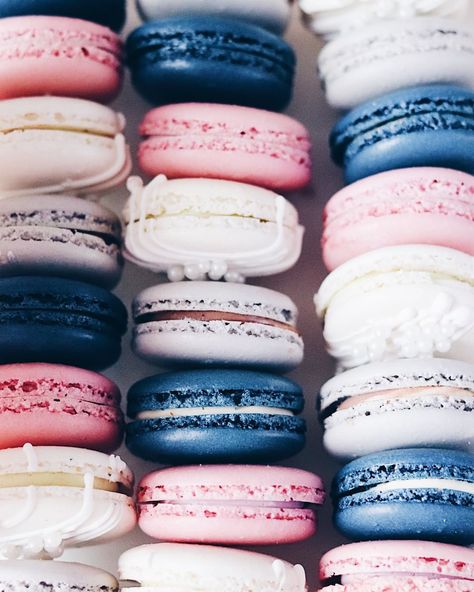 Navy Blush Gender Reveal Party, Navy And Pink Gender Reveal Cake, Macaroon Wedding Cakes, Macaron Ideas, Pink Macarons, Pink Macaroons, Blue And Blush Wedding, Pink Party Theme, Navy Blue And Pink