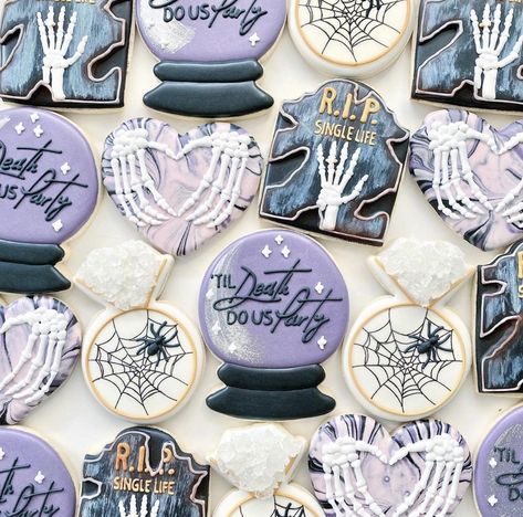 Halloween Wedding Cookies, Gothic Cookies, Witchy Bridal Shower Ideas, Bach Cookies, Halloween Food Art, Piped Cookies, Gothic Romance Wedding, Halloween Reception, Witchy Birthday