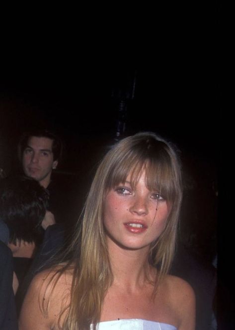 90s Supermodels Aesthetic, 2000s Street Style, Supermodel Body, Model Headshots, Kate Moss Style, Retro Fashion Outfits, Queen Kate, Miss Moss, Nostalgia Aesthetic