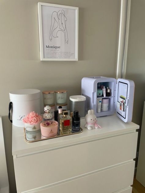 Dresser Inspiration Bedroom, Bedroom Perfume Display, Makeup Dresser Ideas Bedrooms, Decorative Tray Ideas Bedroom, Tray Decor Bedroom, Dresser Decor Bedroom Aesthetic, Perfume Display On Dresser, Aesthetic Dresser Ideas, Perfume Tray Aesthetic