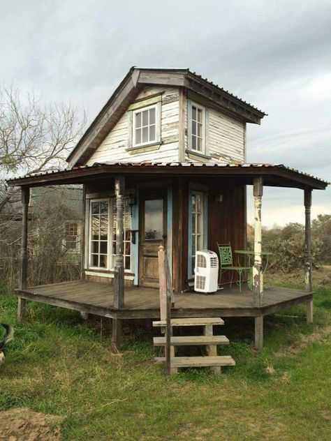 Tiny House Art Studio, A Small House, Tiny Cabins, Casa Vintage, Little Cabin, Tiny Cabin, Tiny House Cabin, Small Cabin, Cabins And Cottages