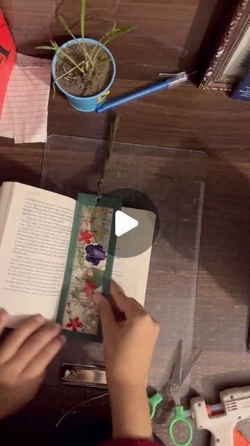 Book Mark Tutorial, Book Marks Diy, Bookmarks Diy Kids, Book Dividers, Leaf Bookmark, Bookmarks Diy, Handmade Bookmarks Diy, Diy Leaves, Paper Bookmarks