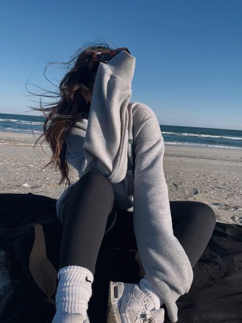 Cold Beach Day Outfit Spring, Cold Day Beach Outfit, Picnic Winter Outfit, Warm Beach Outfit, Cold Beach Day Outfit Winter, Spring Beach Outfits Cold, Prism Photoshoot, Chilly Beach Day Outfit, Winter Picnic Outfit