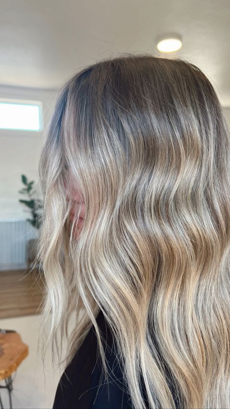 Beige Blonde With Root Smudge, Blonde With Grown Out Roots, Root Stretch Hair Blonde Balayage, Blonde Root Blend, Grown Out Blonde Hair Roots, Brown Roots With Blonde Highlights, Creamy Blonde Hair Balayage Dark Roots, Lives In Blonde, Lived In Honey Blonde