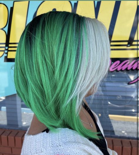 Green Hair With Money Piece, Silver And Green Hair, Green Money Piece Hair, Money Piece Bob, Green And Blonde Hair, Blonde And Green Hair, Green Blonde Hair, Green Short Hair, Blonde Chunks